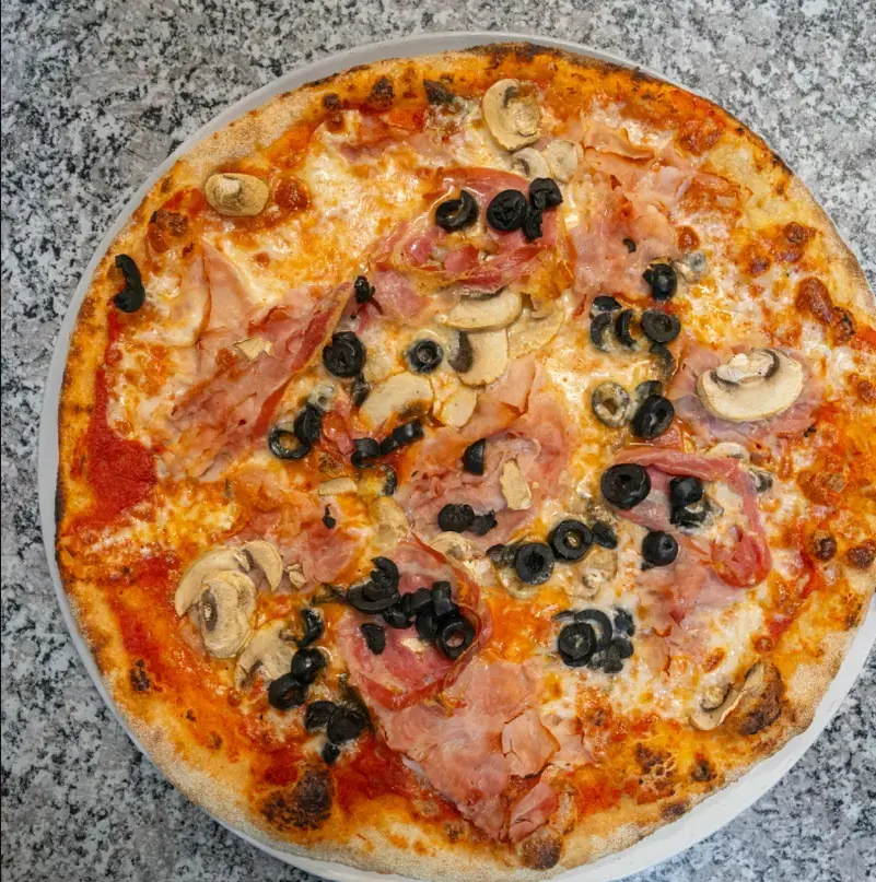 Pizza Capricciosa com ingredientes frescos