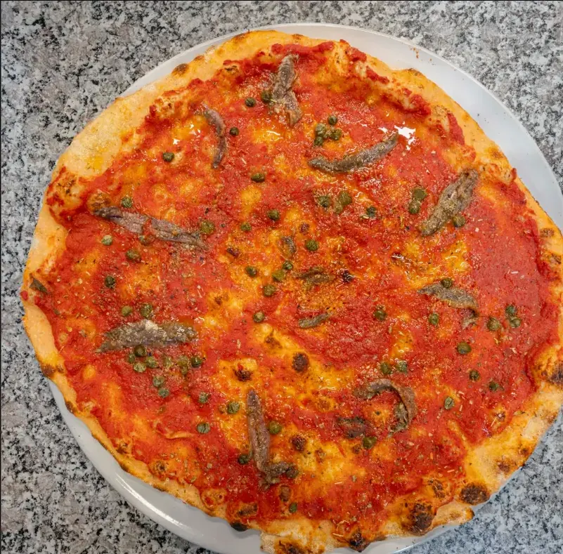 Preparação artesanal de pizza na Zeff